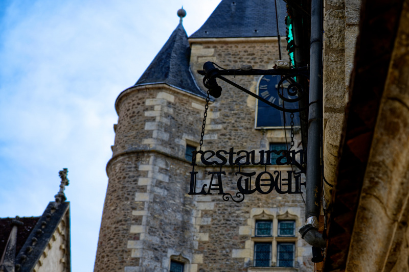 Restaurant La Tour – im Hintergrund das Stadttor