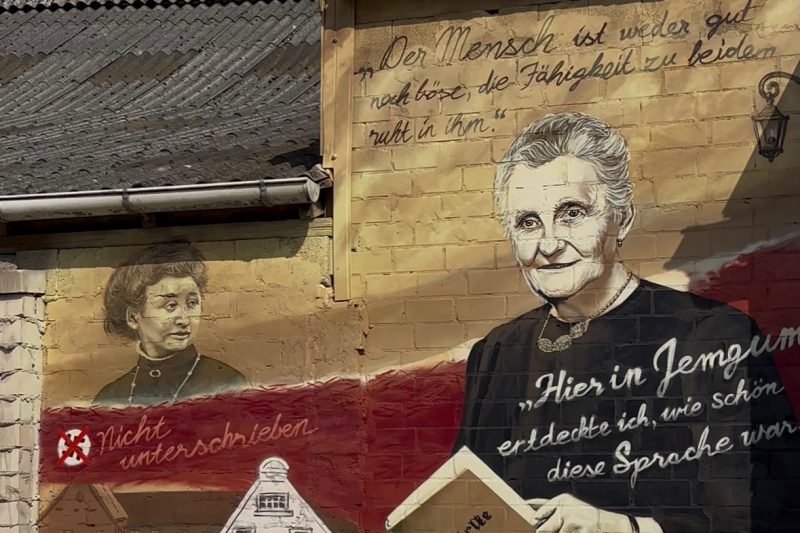Im Garten des Bürgerhauses in Jemgum würdigt seit Mai ein Wandbild die Schriftstellerin Wilhelmine Siefkes 