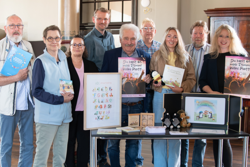 Zum plattdeutschen Monat gehört sehr viel Werbung, wie sich hier am Beispiel der Materialsammlung von Johanne von Aschwege zeigt: Edzard und Else Harms, Ute Meinert, Landschaftsdirektor Dr. Matthias Stenger, Landschaftspräsident Rico Mecklenburg, Helmut J