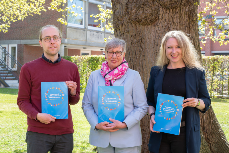 Nikos Saul vom Länderzentrum für Niederdeutsch, Marlies Linnemann, Präsidentin des Niedersächsischen Heimatbundes, und Grietje Kammler vom Plattdüütskbüro