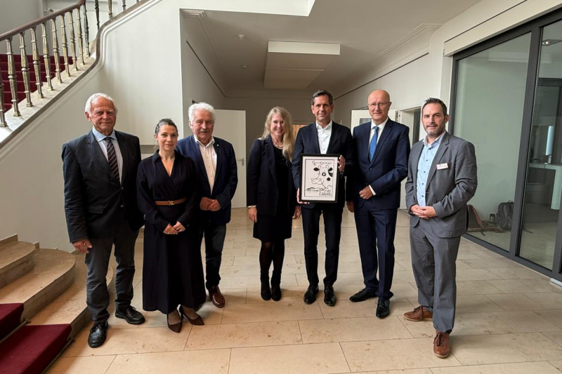 Setzen sich für die Förderung der plattdeutschen und saterfriesischen Sprache ein: Dr. Peter Götz von Olenhusen, Maria-Rosa Berghahn, Rico Mecklenburg, Grietje Kammler, Olaf Lies, Karsten Becker und Cay-Hendry Meyer. 