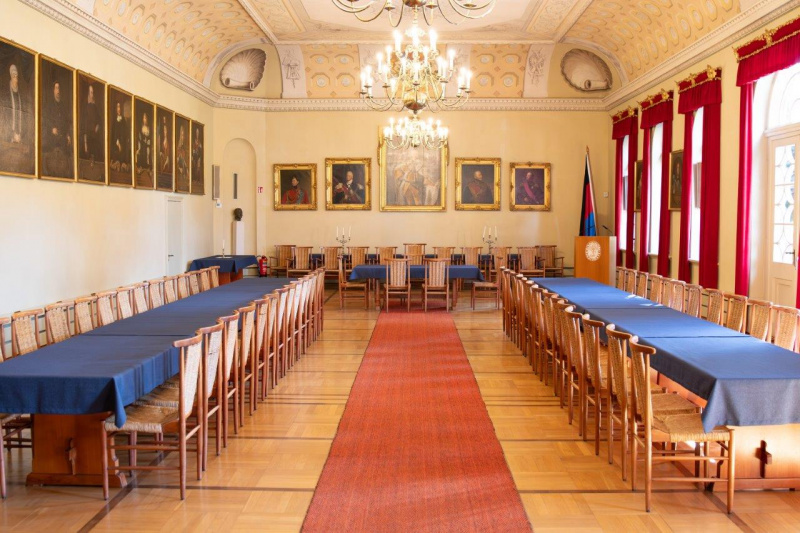 Der Ständesaal wurde 1848 fertiggestellt. Seitdem finden in dem Saal mit aufwändigen Deckenbemalungen und Bildern der ostfriesischen Grafen und Fürsten die Landschaftsversammlungen statt
