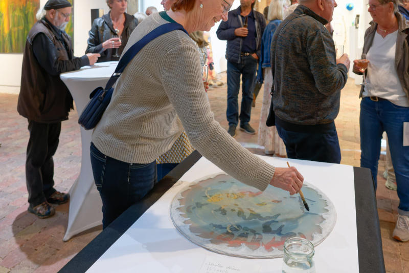 "Schreibe deinen Wunsch auf das Glas mit dem Pinsel und Wasser – die Luft nimmt deinen Wunsch mit und trägt ihn weiter" (Katharina Schultz)