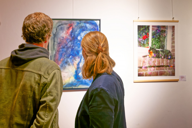 Kunstbetrachter vor Bildern von Katharina Schultz