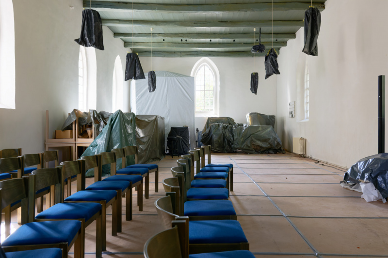 Der Kirchenraum während der Baumaßnahme: Die Orgel ist gut geschützt