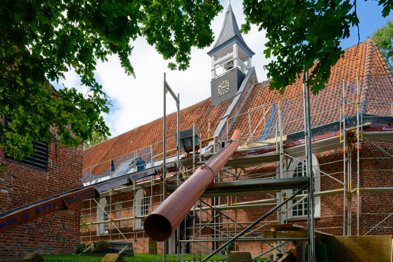 Derzeit ist die Jennelter Kirche von Gerüsten umgeben
