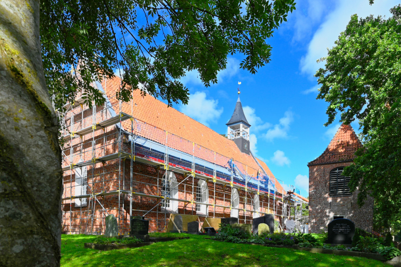Voll eingerüstet: Die Kirche in Jennelt