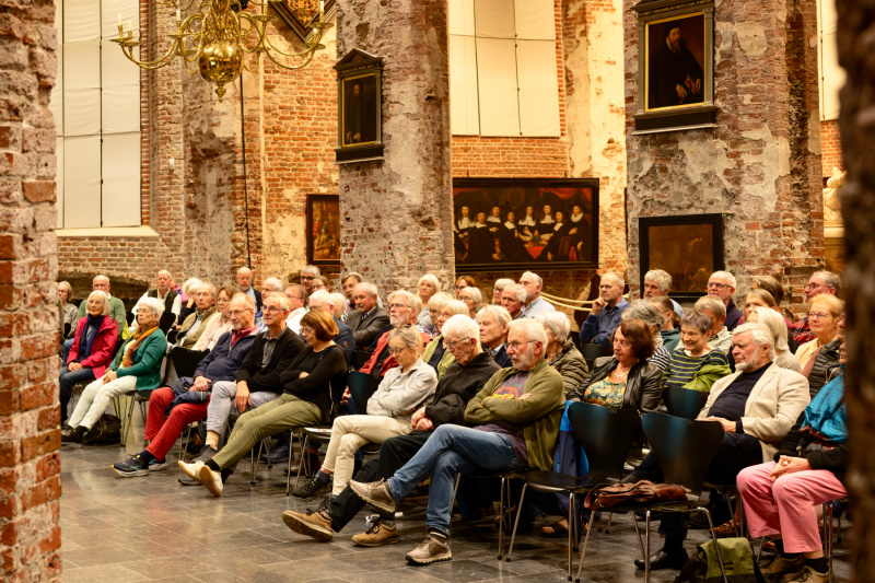 ... hören konzentriert zu