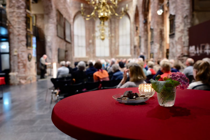 Blumenschmuck auf den Stehtischen