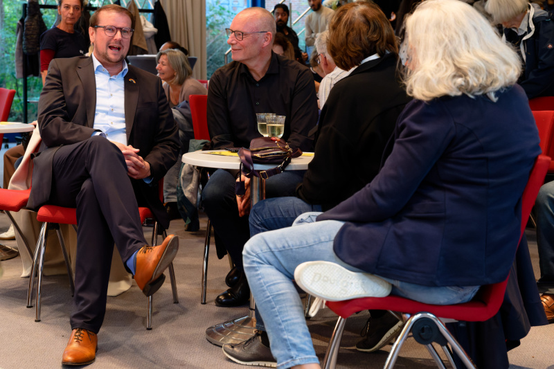 Der VIP-Tisch mit Tim Kruithoff und Heino Ammersken (Volksbank Emden)