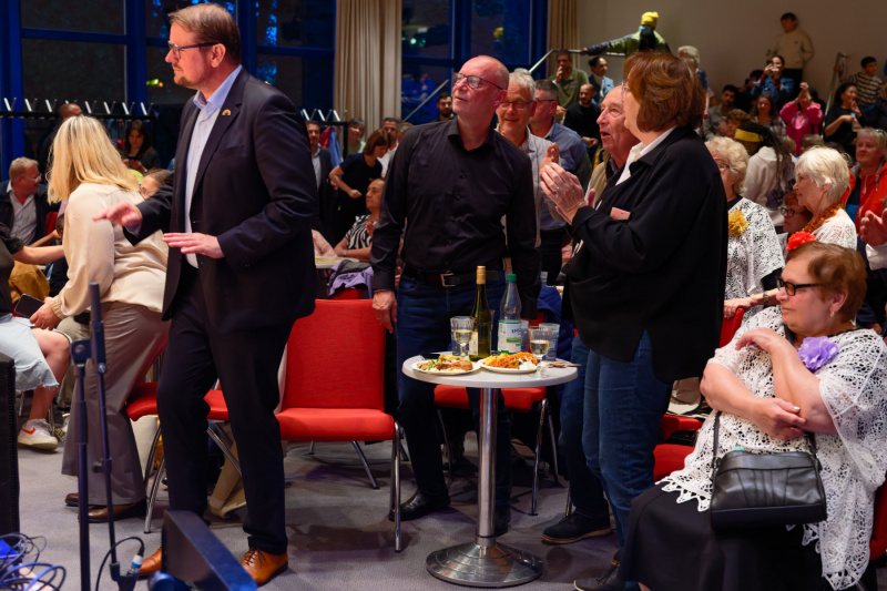 Da tanzt auch der OB, daneben Heino Ammersken, Dr. Gerold und Hillgriet Eilers 