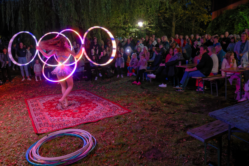 Shia Philipson mit ihren Hula-Hoop-Reifen