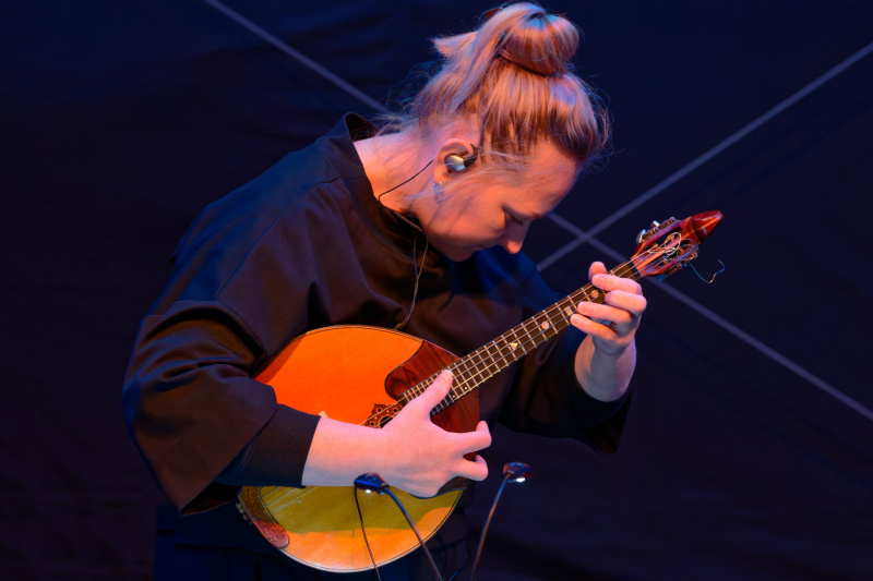 Vera Boharada spielt die Domra