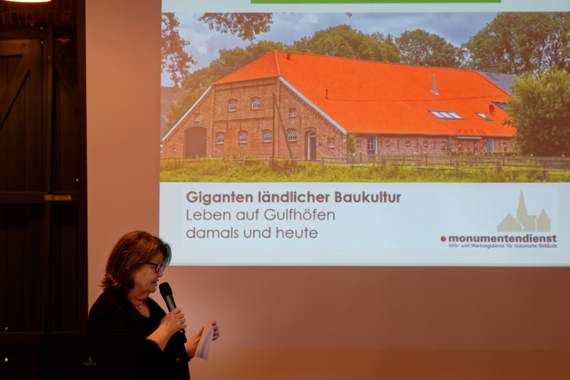 Iris Gess begrüßt die Gäste