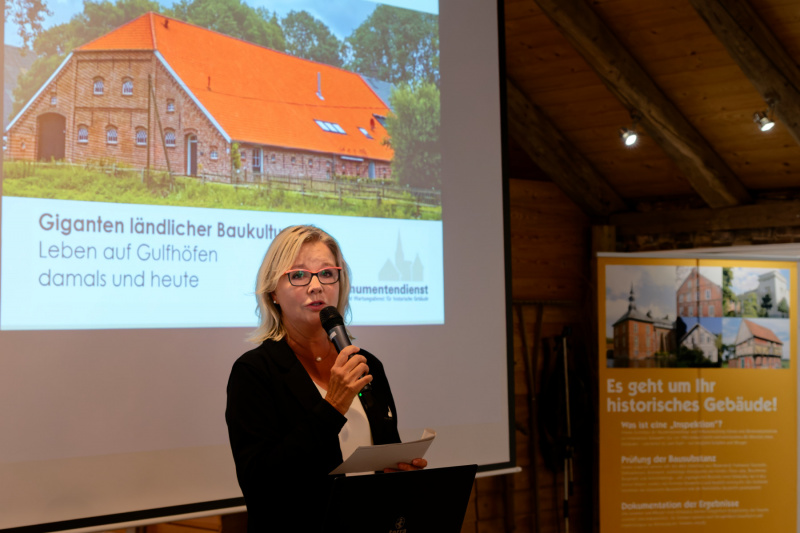 Bente Juhl vom Monumentendienst führt durch den Abend