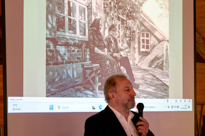 Hermann Schiefer zeigt historische Fotos