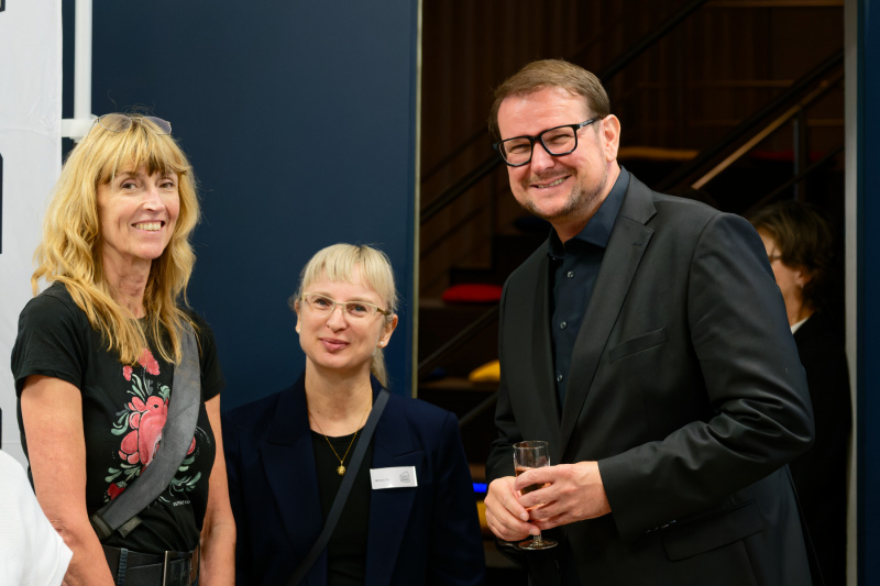 Kurz vor der Eröffnung im VHS-Forum: Ilka Erdwiens und Miriam Oh (Kunsthalle) mit OB Tim Kruithoff