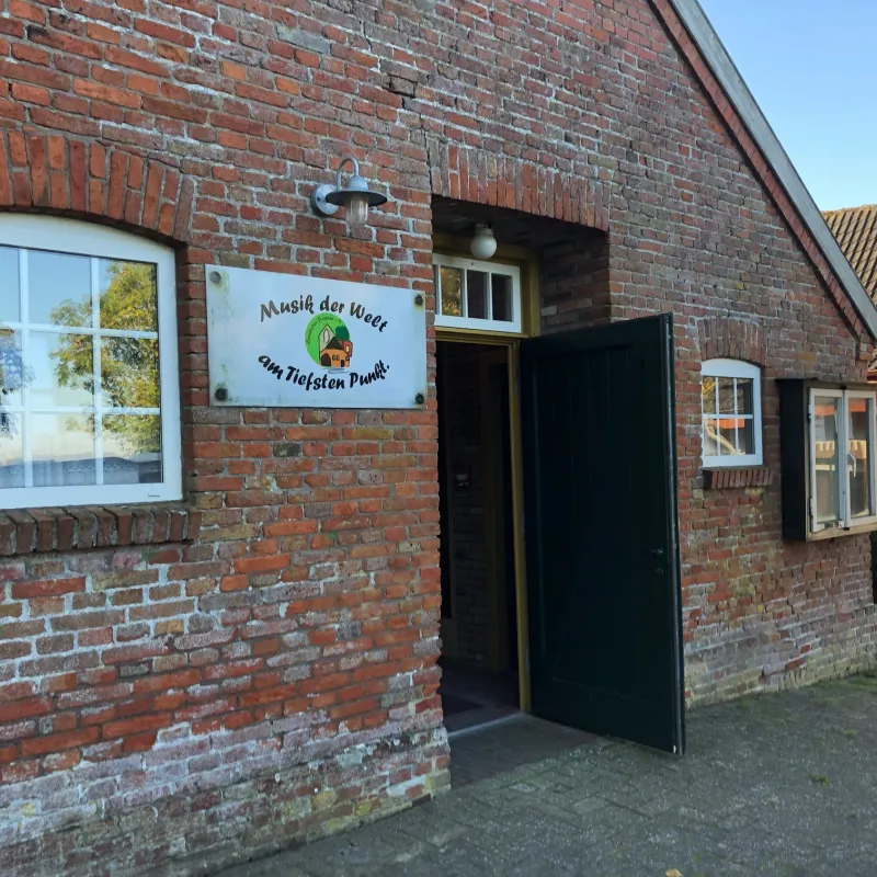 Hauptbild der Veranstaltung Kultur-Gulfhof-Freepsum: Hermine Katz und das ungeheure Wissen der Dachböden