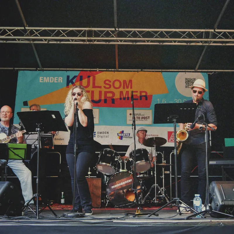 Zu sehnen ist die Band Moondancer während einem Auftritt