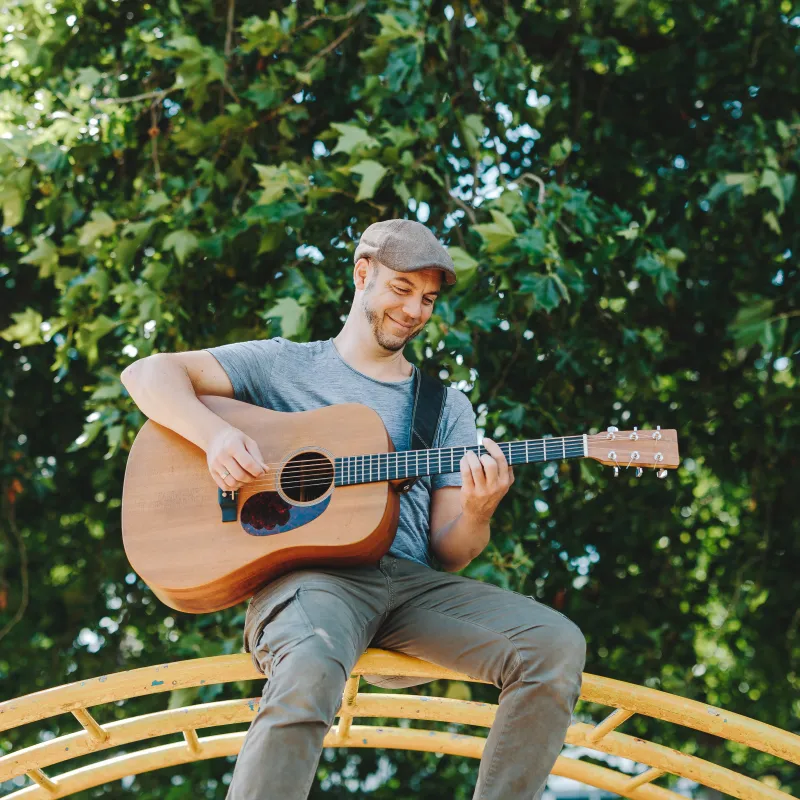 Der Sänger SEM mit einer Gitarre