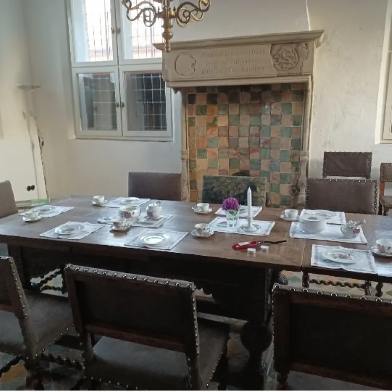 Hauptbild der Veranstaltung Ländliche Akademie Krummhörn: Eine ostfriesische Teestunde im Steinhaus in Greetsiel 