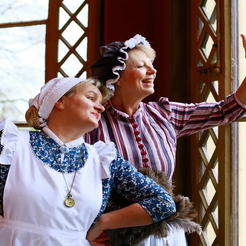 Hauptbild der Veranstaltung Zeitreisenführung auf Schloss Evenburg - Trientje &amp; Gertrude - 1885 - "Wat uns Graaf seggt, dat word maakt!"