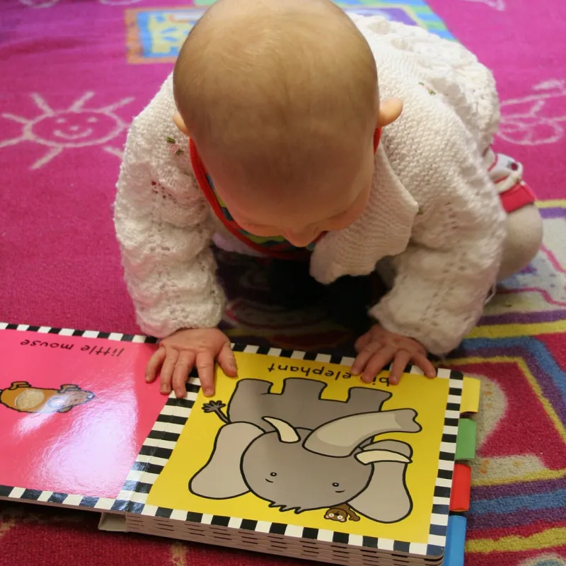 Kind mit Buch