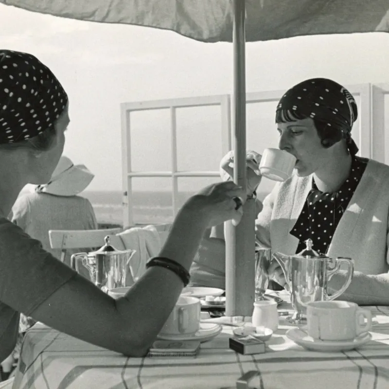 Tee und Kaffee trinkend inklusive herrlichem Meerblick
