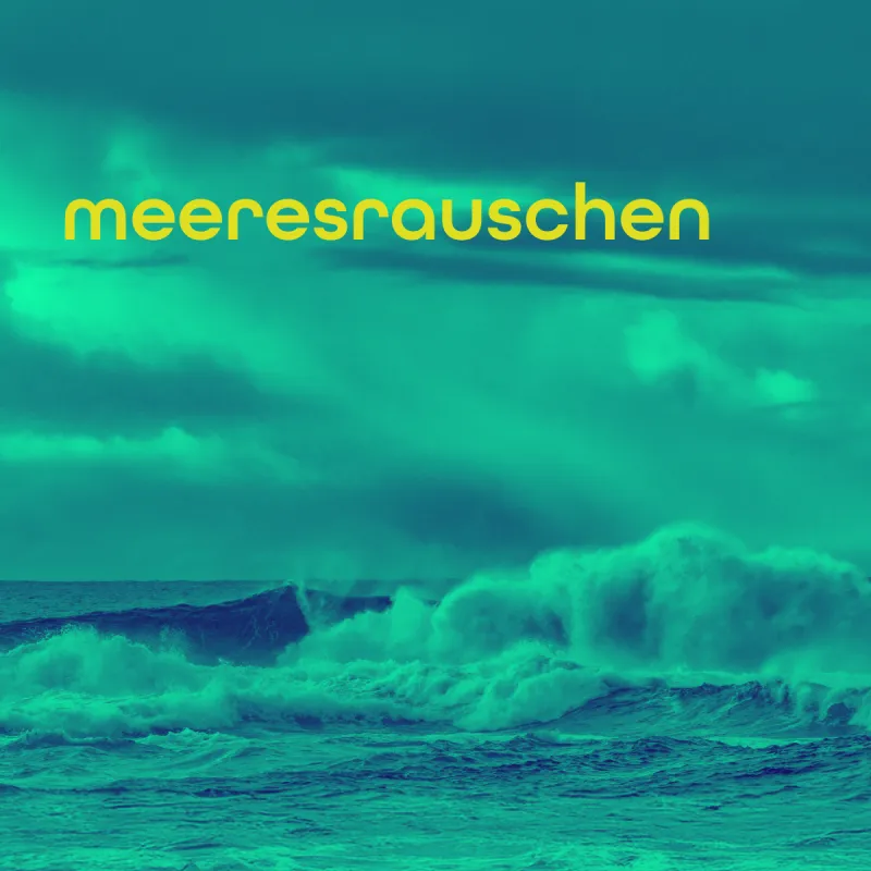 Wellen brechen sich vor dunklem Himmel.