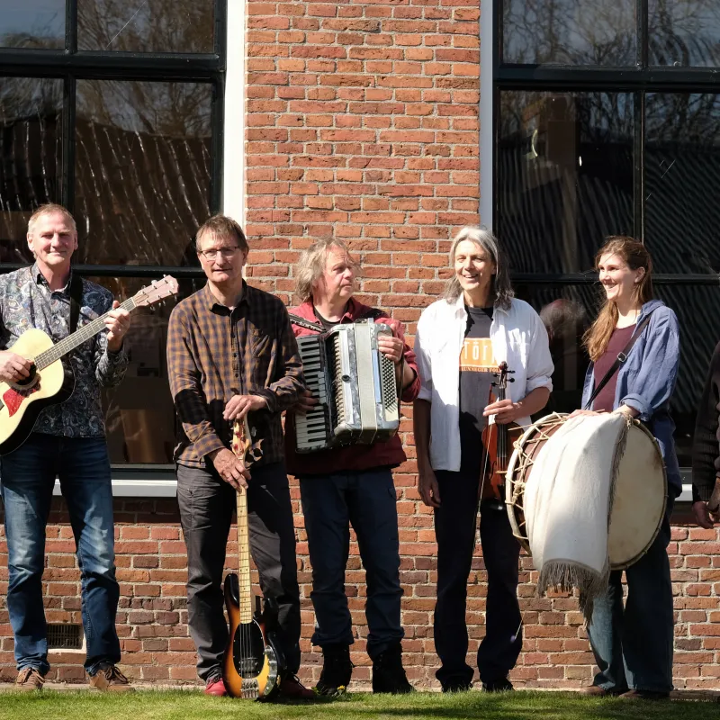 Die Besetzung der Musikgruppe TÖRF