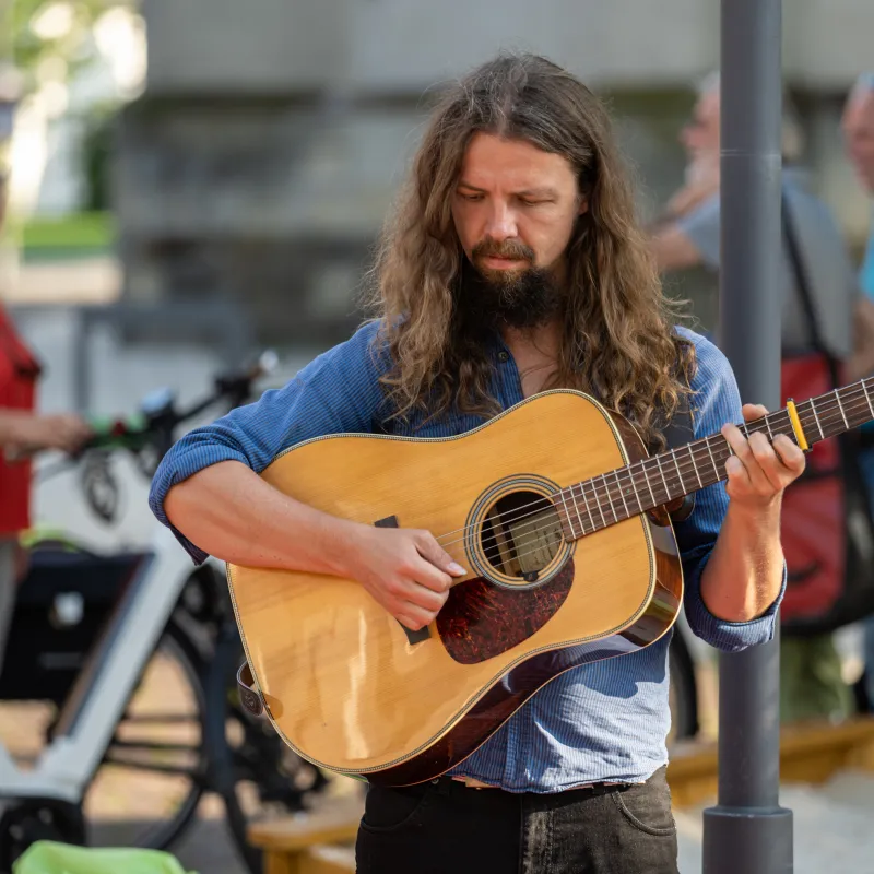 Beni Feldmann mit Gitarre