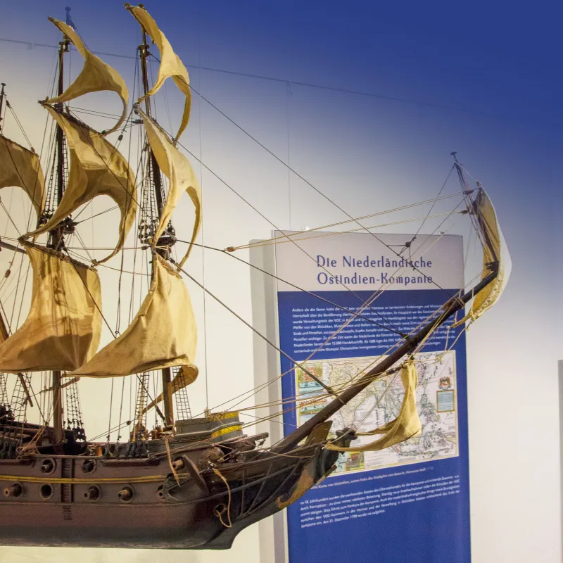 Ein Segelschiff bringt Waren aus fernen Ländern nach Europa.