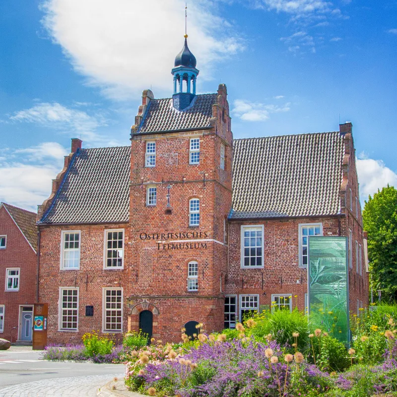 Im alten Rathaus von Norden befindet sich heute das Ostfriesische Teemuseum.