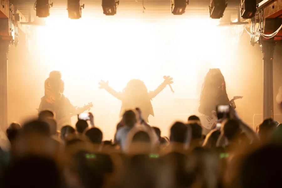 Band in Dinokostümen auf einer Bühne