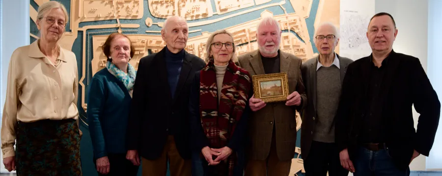 Bei der Übergabe: Dr. Annette Kanzenbach, Anneliese und Gert Garbe (Großefehn), Ursel und Carl Garbe (Hamburg), Dr. Walter Baumfalk und Gregor Strelow. 