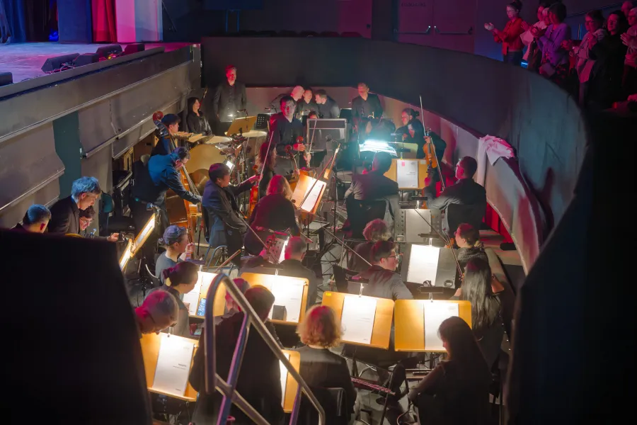 Der Blick ins Orchester zeigt, wie eng es im Orchestergraben war. Die tfn-philharmonie wurde von Florian Ziemen geleitet