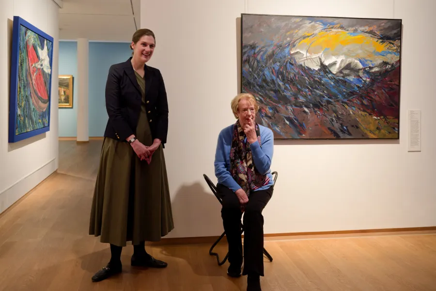 Ina Grätz und Eske Nannen mit einem Ozean-Gemälde Olthoffs. Links an der Wand ein Gemälde von Maxim Kantor 