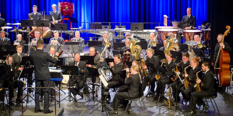 Blick ins Orchester: das Marinemusikkorps Wilhelmshaven mit breit ausgelegter Percussion