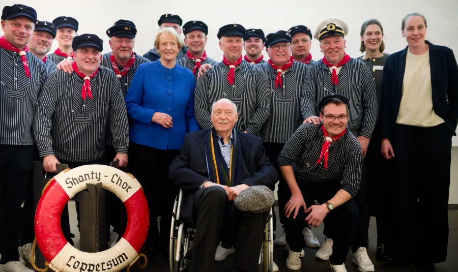 Alle Mann an Bord: der Shanty Chor Loppersum, Kunsthallenstifterin Eske Nannen, Künstler Bodo Olthoff und die beiden Direktorinnen der Kunsthalle Ina Grätz und Silke Oldenburg