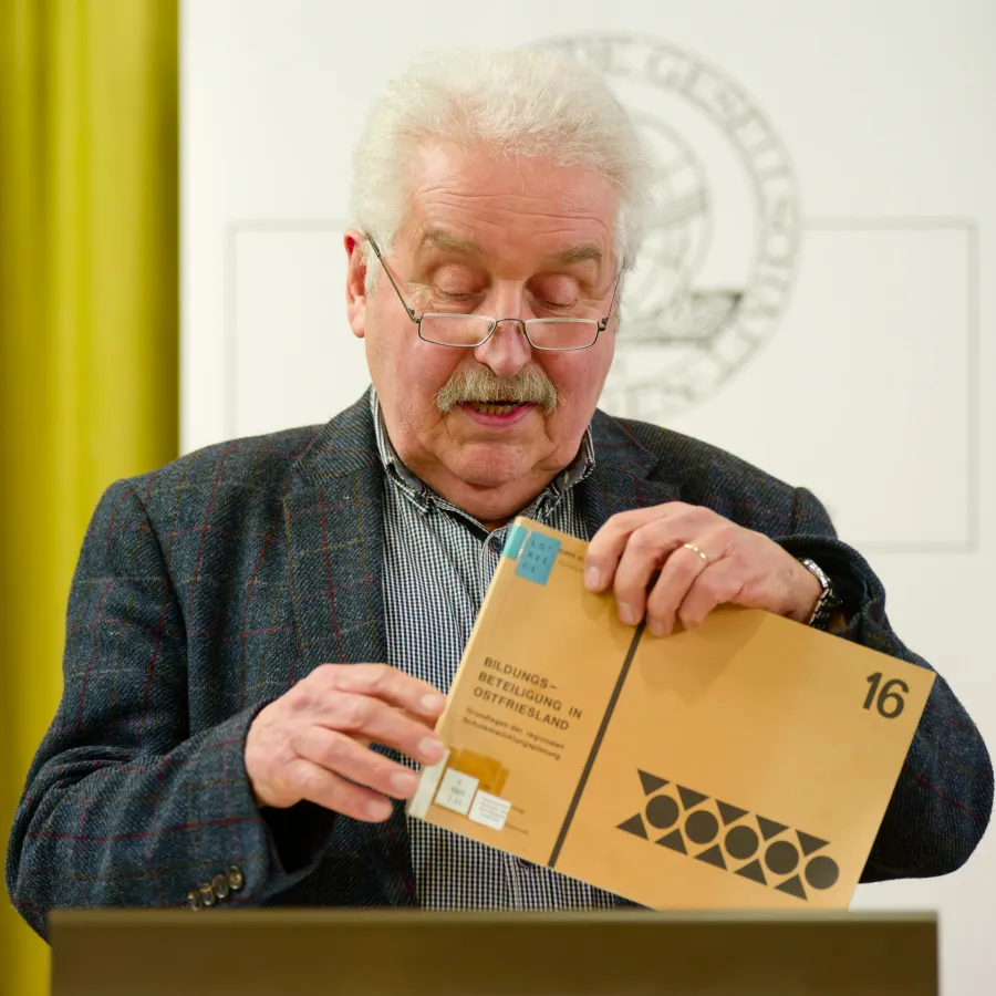 Hatte auch Daten und Zahlen über die Bildungssituation in Ostfriesland hinzugezogen: Referent Rico Mecklenburg