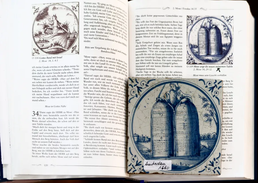 Kleines Kuriosum: Moses mit den Gesetzestafeln als Darstellung in der Fliesenbibel und als Original