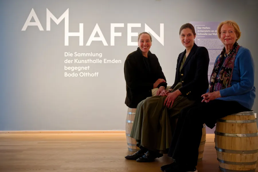 Silke Oldenburg, Ina Grätz und Eske Nannen in der Kabinettausstellung „Am Hafen“