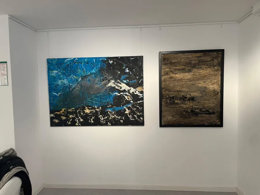 Holzschnitte an einer weißen Wand