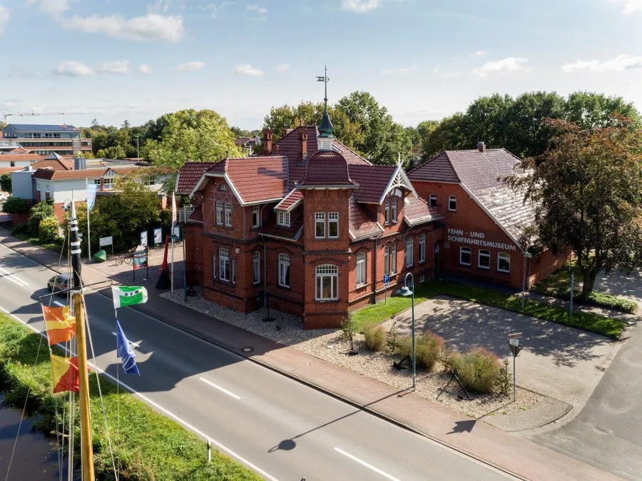 In einer ehemaligen Kaufmannsvilla aus wilhelminischer Zeit untergebracht: das Fehn- und Schifffahrtsmuseums Westrhauderfehn. 