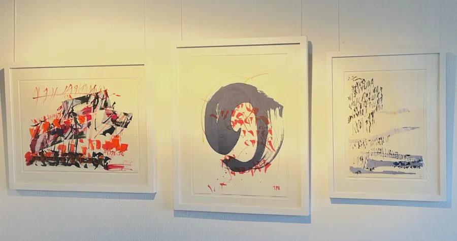 Gerahmte Bilder an einer weißen Wand