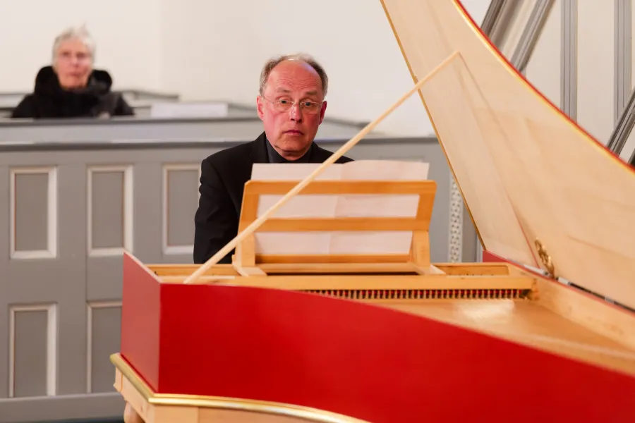 Bernhard Klapprott am neuen Cembalo in der Kirche von Bargebur