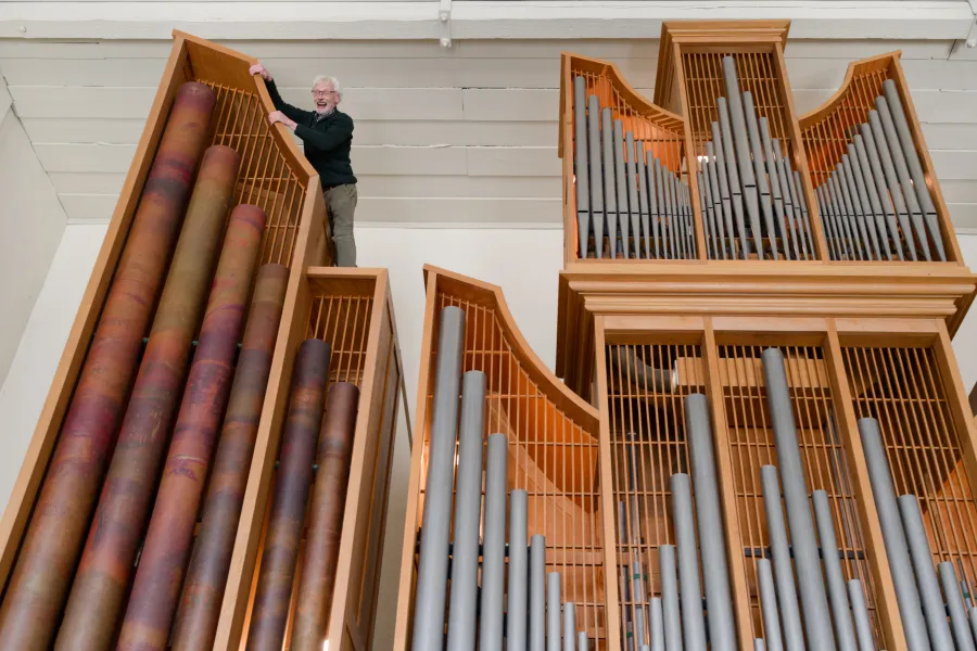 Zum Stimmen der großen Prospektpfeifen muss Orgelbaumeister Bartelt Immer hoch hinauf auf die Schuke-Orgel von 1958