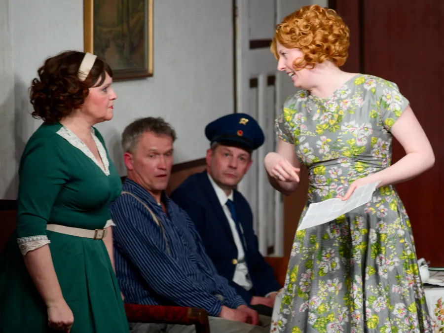 Zwei dominante Frauen, zwei unterdrückte Männer: Gitta Nörtker (Bertha), Steffen Wulff (Jochen), Dirk Groenewold (Tobias) und Jana Iken (Lieschen)