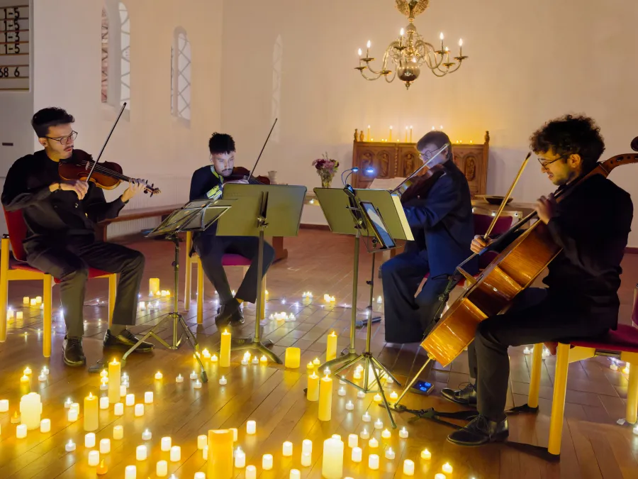 Stimmungsvolles Programm in erleuchteter Umgebung: Iury Santos, Uiler Moreira, Felix Lohde und Diego Arangoa