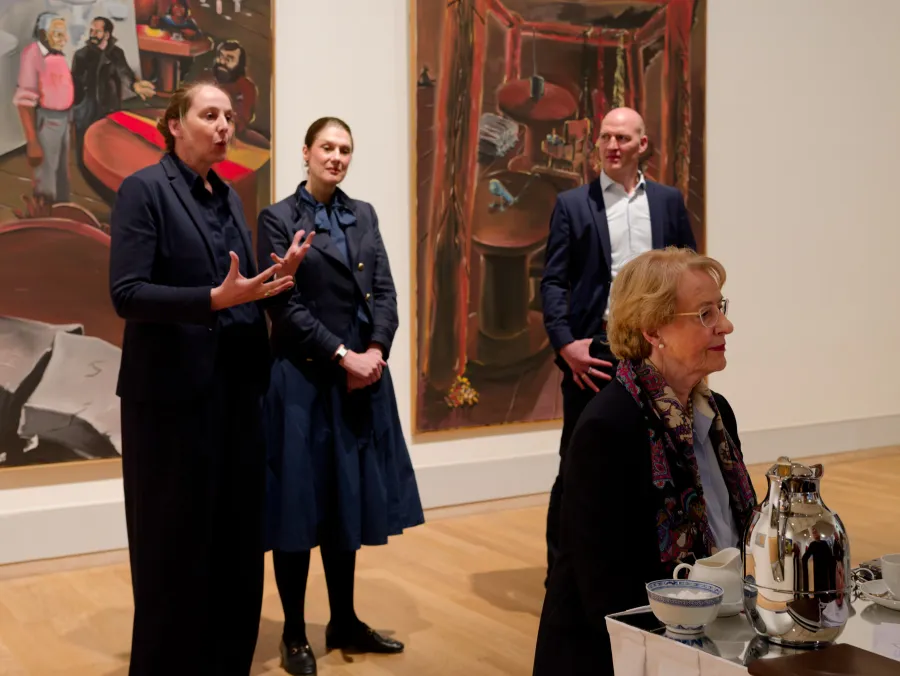 In der Ausstellung: die wissenschaftlichen Direktorinnen Silke Oldenburg, Ina Grätz und der kaufmännische Direktor Christian Rose mit Eske Nannen